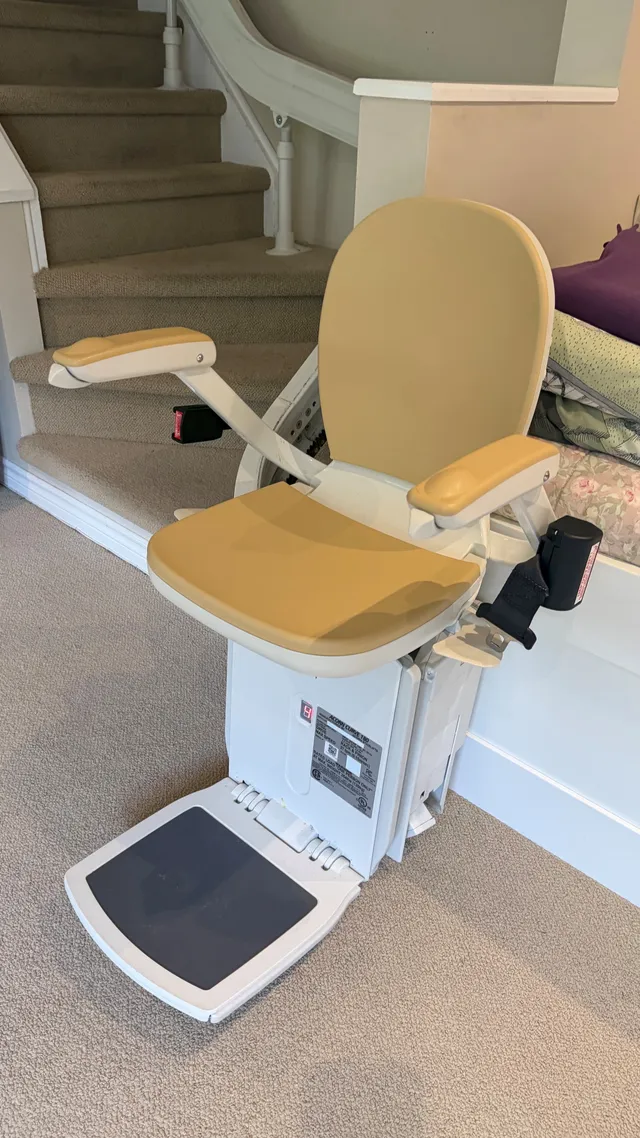 Photo 3 of Acorn Curve 180 Stair Lift (for standard L shaped stairs)
